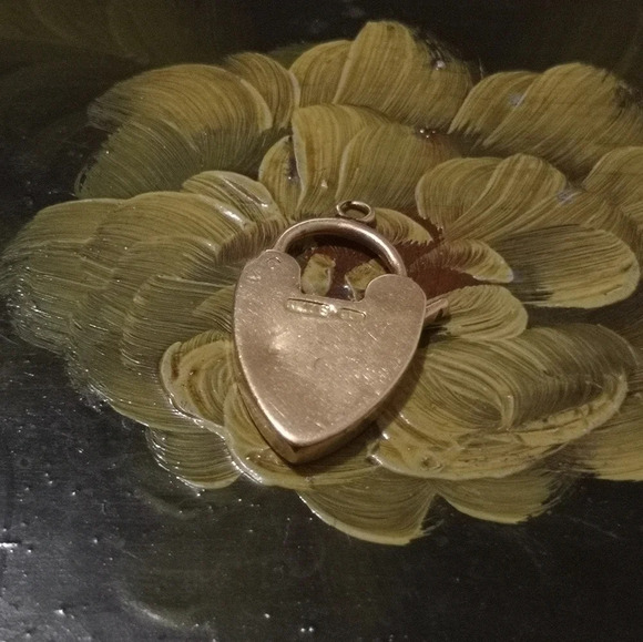 Victorian 9ct  heart lock pendant - Picture 3 of 3